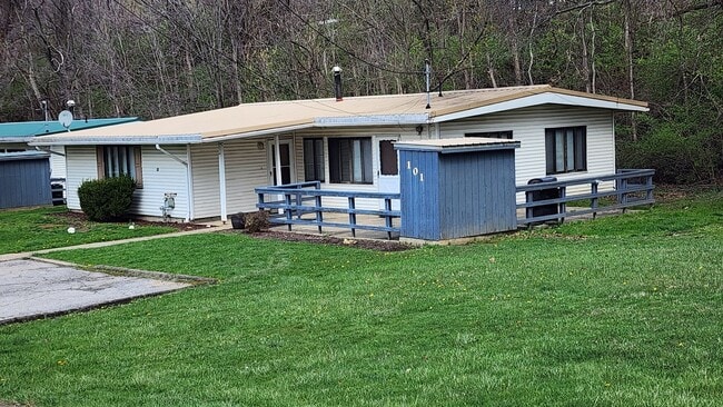 Building Photo - Three bedroom 1.5 house available for rent May 1 2026!