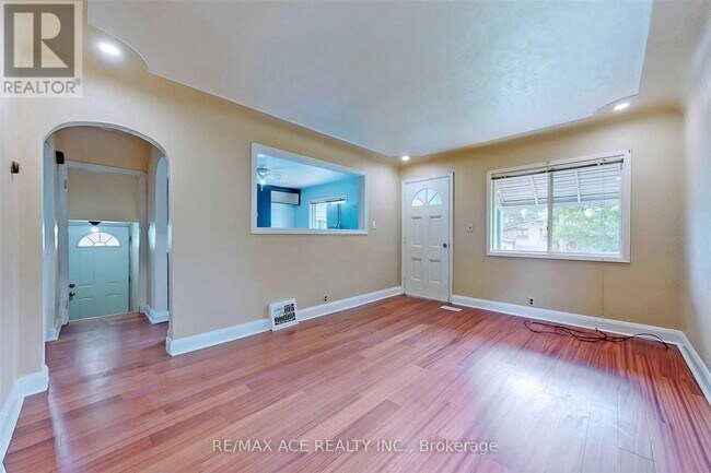 Photo - 112 Bridge St W