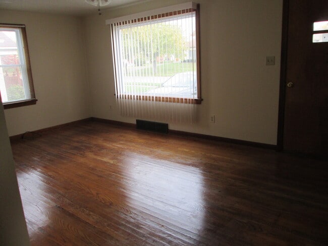 Photo - 820 Lincoln Ave SE