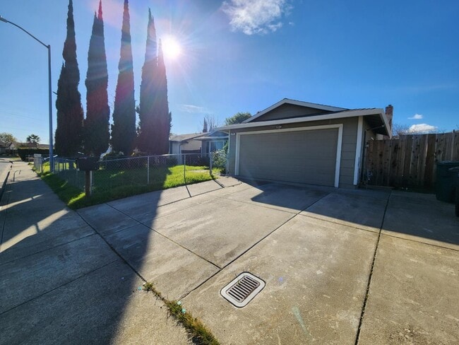 Building Photo - 735 Wedgewood Dr