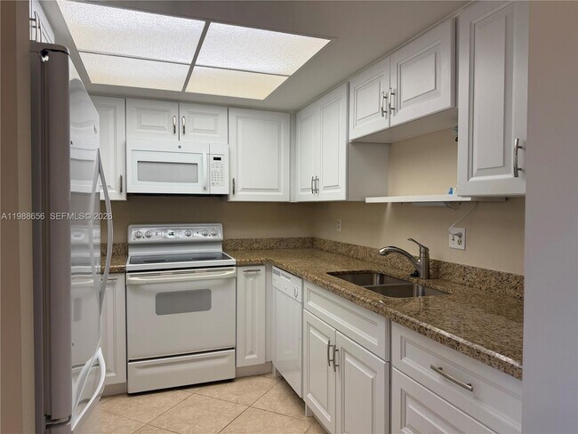 Photo - 301 SW South River Dr Unidad 104