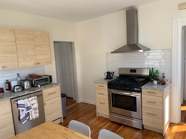 Building Photo - 10 Clary St Unit 3