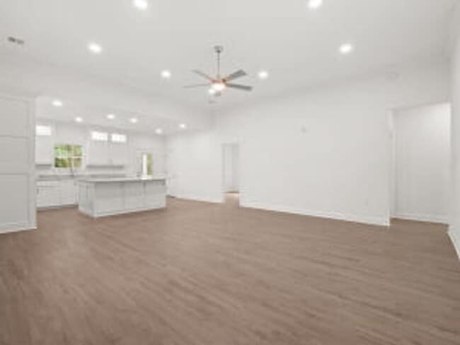 Photo - 308 W Schweitzer Ave