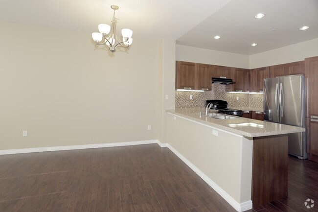 1BR, 1BA - 713 SF