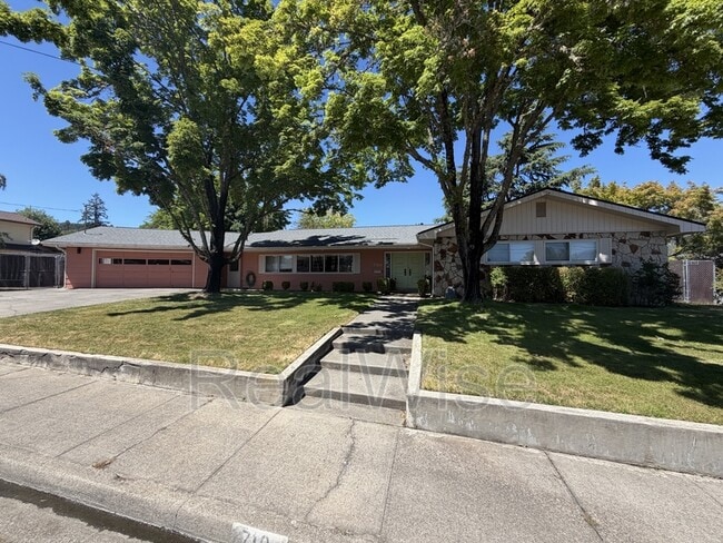 Photo - 710 NW Midland Ave