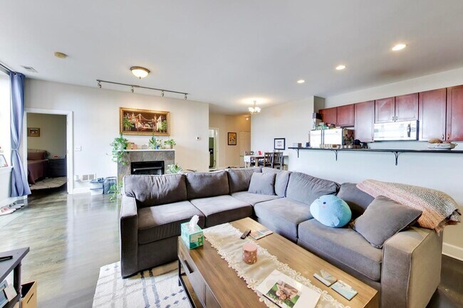 Photo - 2700 W Belmont Ave