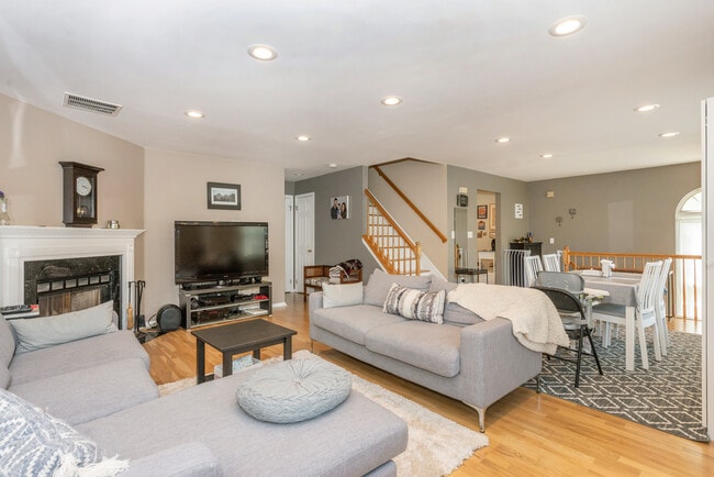 Spacious living - 50 Pine St Unidad 8J