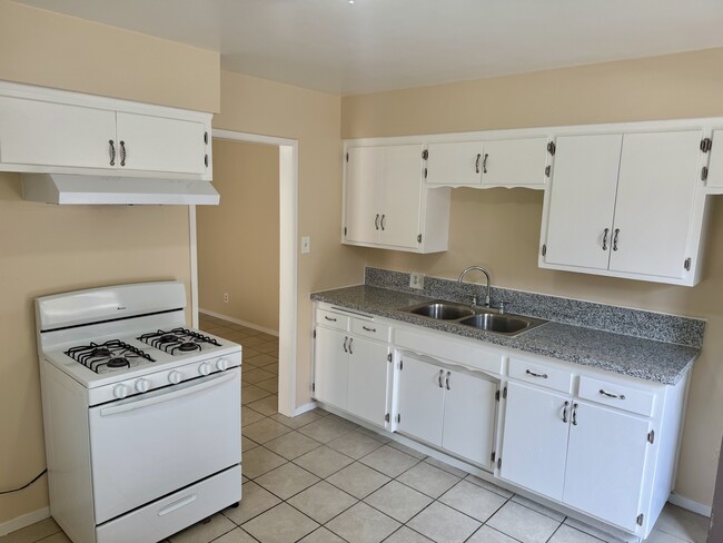 Kitchen - 3312 N Chester Ave Apartamentos Unidad C