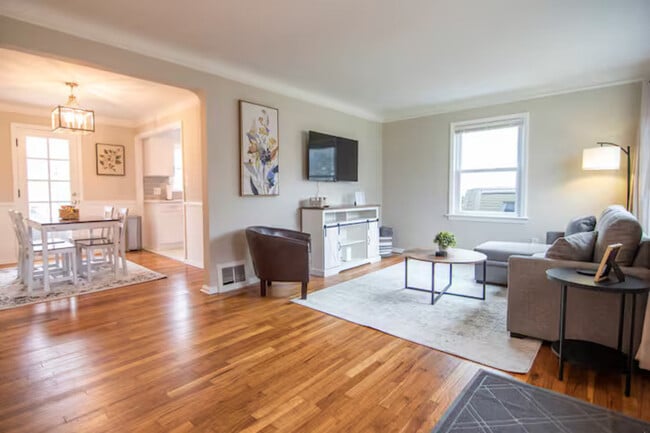 Photo - 7046 Greenleaf Ave