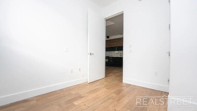 Photo - Modern 2 bedroom - Awesome design and architecture. Unit GC