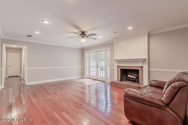 Photo - 1549 Montrose Ave E