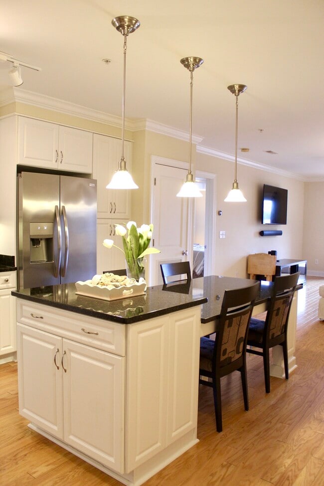 Photo - 6831 Main St