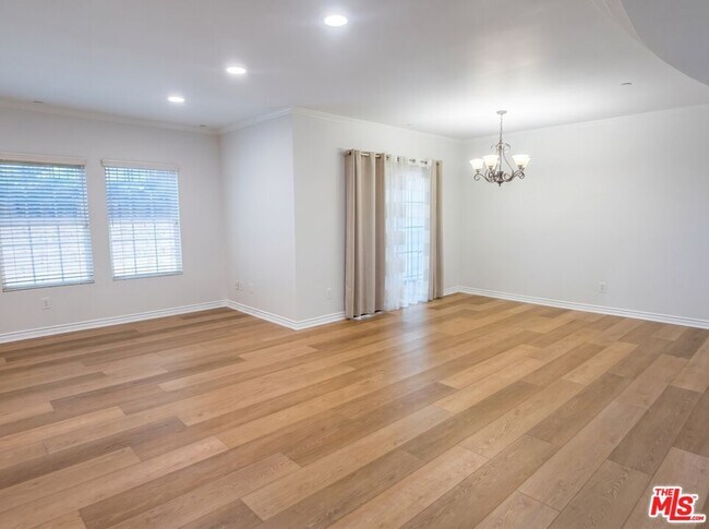 Photo - 4832 Whitsett Ave Unit 105