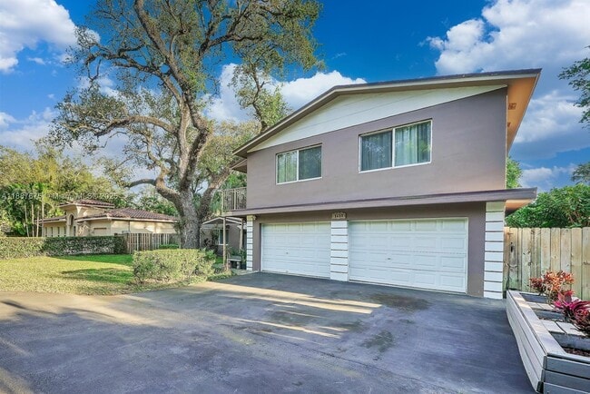 Building Photo - 1610 SW 30th Pl Unit a2