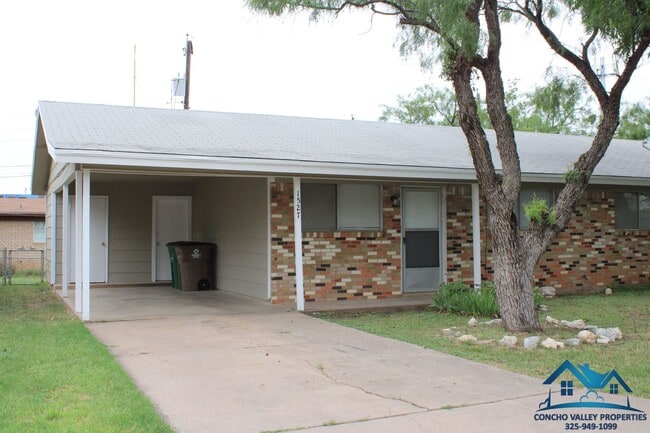 Building Photo - For Rent - 2 Bed/1 Bath Duplex by Base