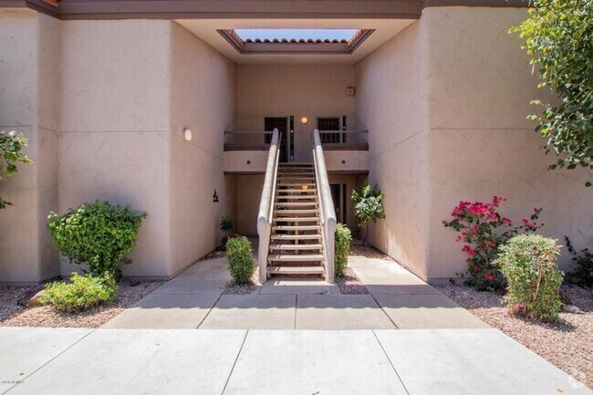 Building Photo - Spacious condo in Scottsdale-close to Scot... Unit 202