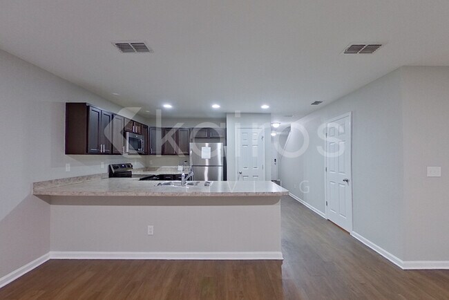 Photo - 1335 Mull St