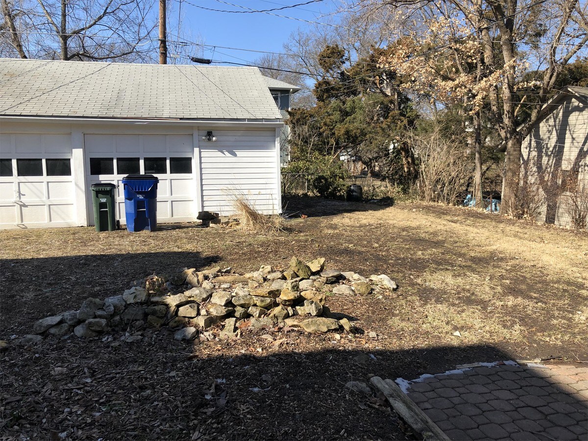 Photo - 2043 New Hampshire St