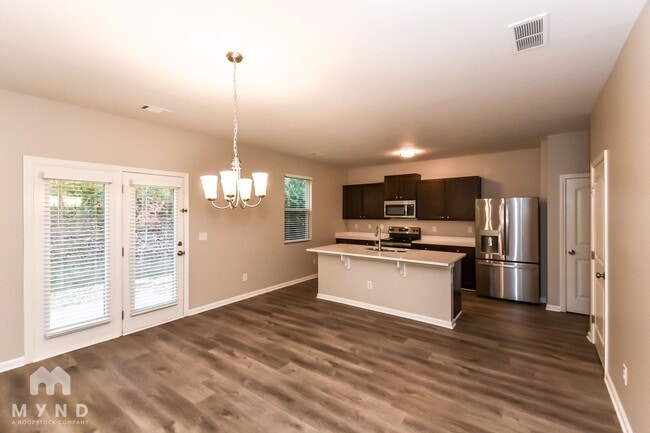 Photo - 828 Lake Chase