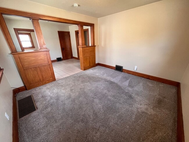 Photo - 915 W 12th St