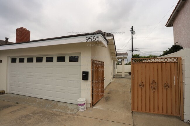 Photo - 9565 Mansor Ave