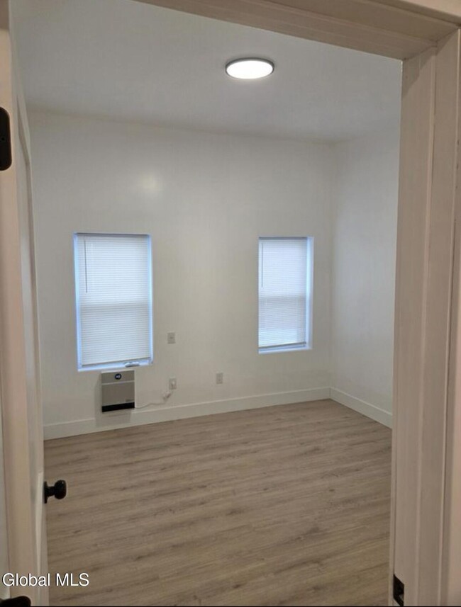 Photo - 31 Van Zandt St