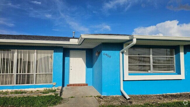 Building Photo - 3 Bedroom Pool Home in North Port - Rent I...
