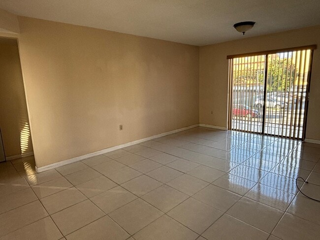 Building Photo - 1820 W 53rd St Unit 205