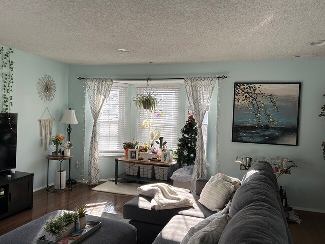 Building Photo - 182 Tulip Ln Unit 182 tulip ln