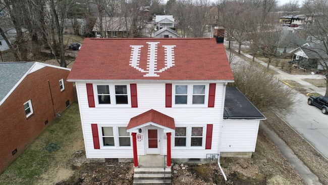 LARGE 5 Bed/2Bath Hoosier-style home close... - LARGE 5 Bed/2Bath Hoosier-style home close...