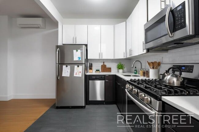 Photo - LUXURY 1 BED LOFT in Queens! Unit 611
