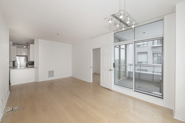 Photo - 980 Yonge St