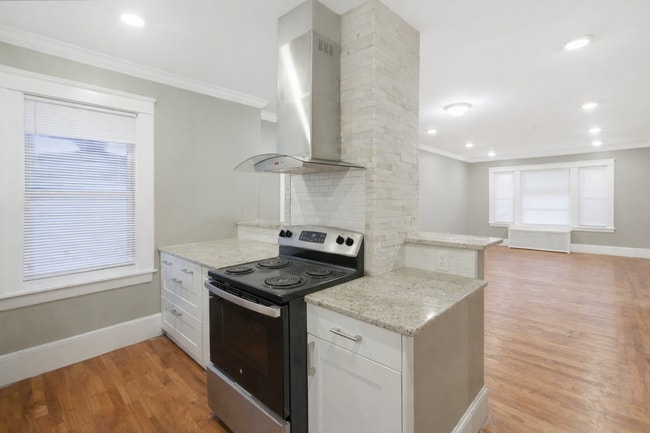 Building Photo - 131 Providence St Unit 2