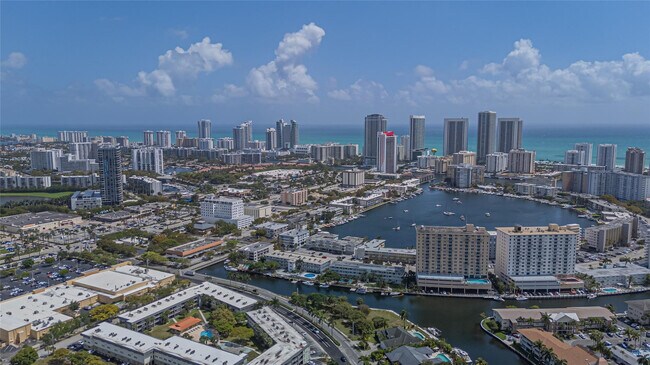 Photo - 468 Golden Isles Dr Unidad 402