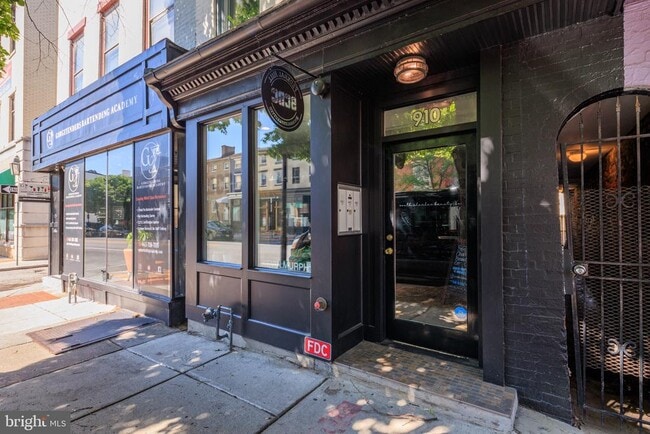 Building Photo - 910 S Charles St