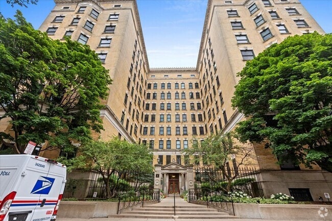 Building Photo - 559 W Surf St Unit 501 Rental