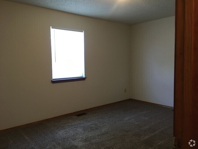 Building Photo - 2 Bedroom 1 Bath Duplex. Great Central Lo... Rental