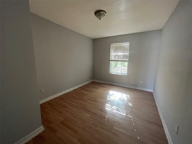 Photo - 5142 Higgins St