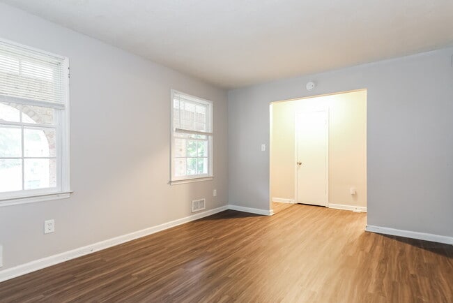 Photo - 235 Hurst Point