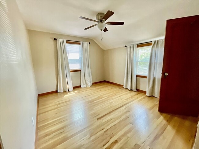 Photo - 2727 Hall St