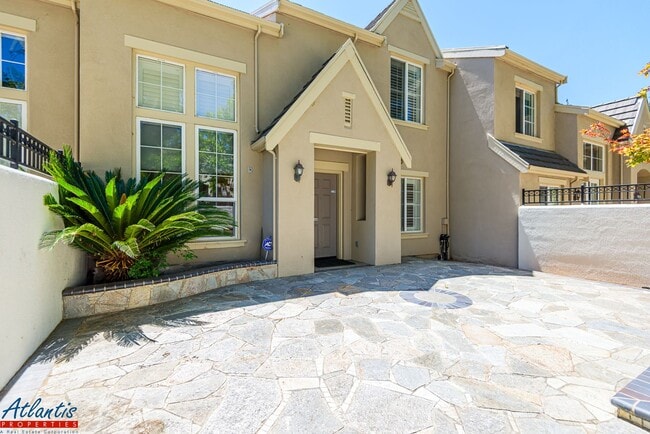 Building Photo - Desirable Evergreen Townhouse