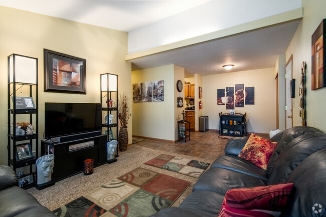 2BR, 1BA - 700SF - Maple Creek