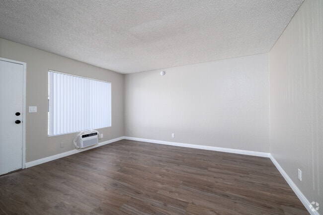 1BR, 1BA - 635SF - Living Room