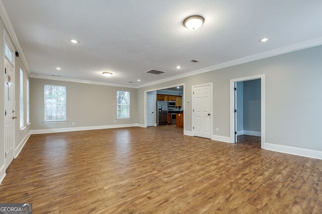 Photo - 803 Robin Hood Trail