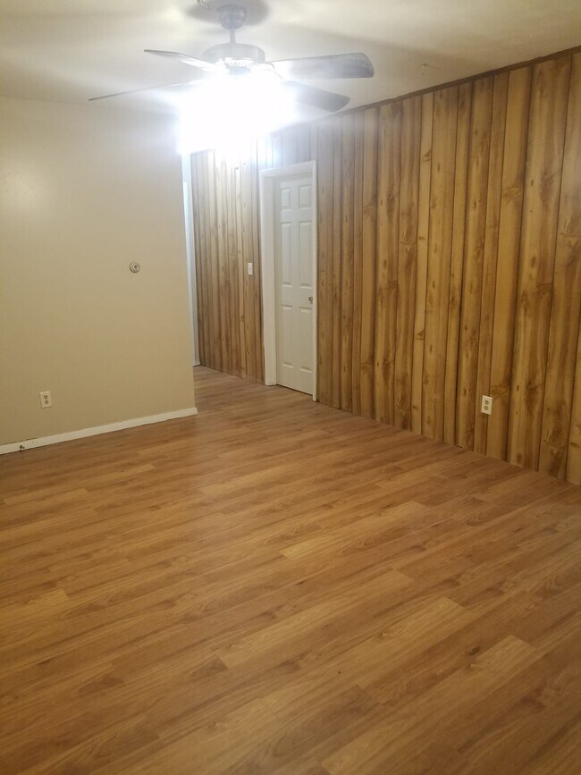 Photo - 105 College Park Ct