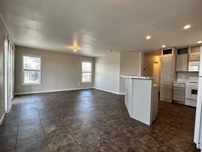 Photo - 4400 W Missouri Ave