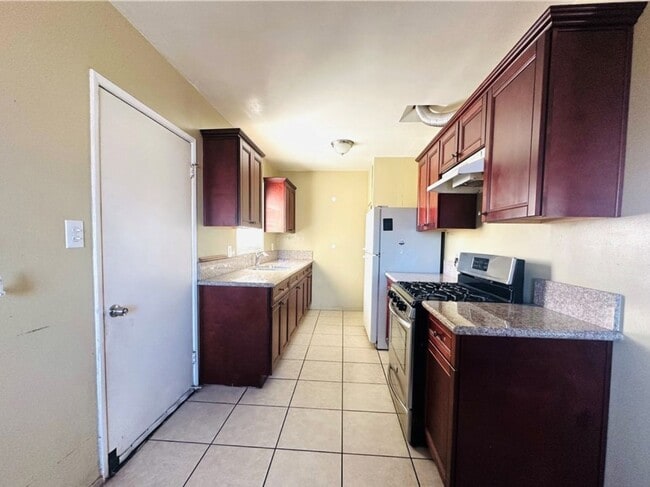 3661 Webster Ave Unidad A