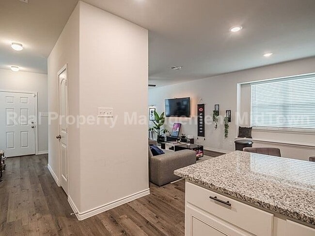 5632 Shore Point Trl