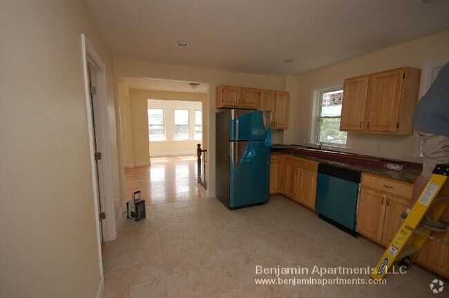 Building Photo - 142 Lincoln St Unit 2 Rental