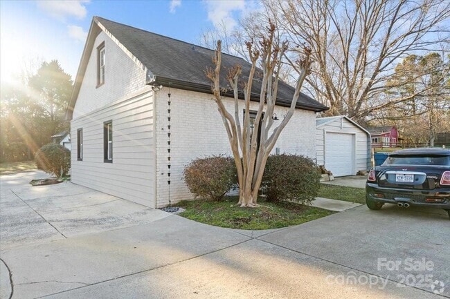 Building Photo - 8478 Rocky River Rd Rental